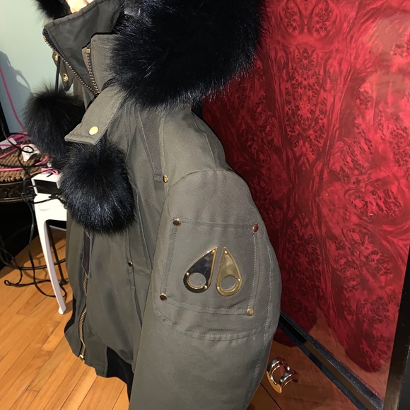 Bomber moose knuckle jacket asking for 500$ - Picture 4 of 4
